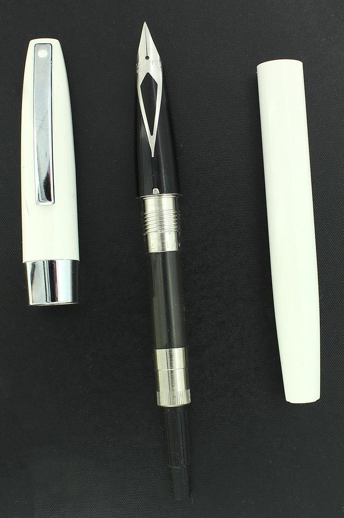 C1996 SHEAFFER TRIUMPH IMPERIAL WHITE FINE NIB FOUNTAIN PEN IN ORIGINAL BOX NEVER INKED OFFERED BY ANTIQUE DIGGER